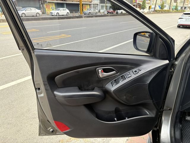 ☑2.0 ☑汽油 ☑一手車 ☑僅跑12萬公里 ☑原鈑件 ☑代步小休旅  第8張相片