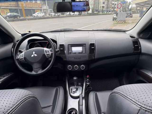 ☑一手車 ☑豪華頂規 ☑換檔撥片 ☑天窗 ☑I-KEY ☑行車紀錄 ☑天窗  第15張相片