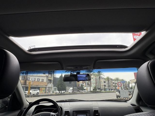 ☑一手車 ☑豪華頂規 ☑換檔撥片 ☑天窗 ☑I-KEY ☑行車紀錄 ☑天窗  第16張相片