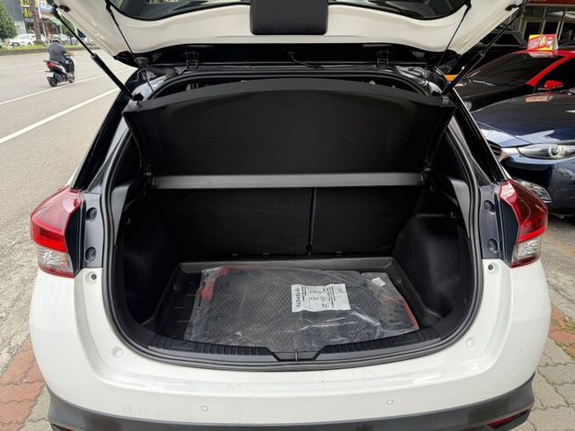 跨界旗艦型大鴨 IKEY CROSS空力套件 雙色內裝 車道偏移 碰撞預警 換檔快撥 液晶儀表 定速 胎壓偵測  第12張相片