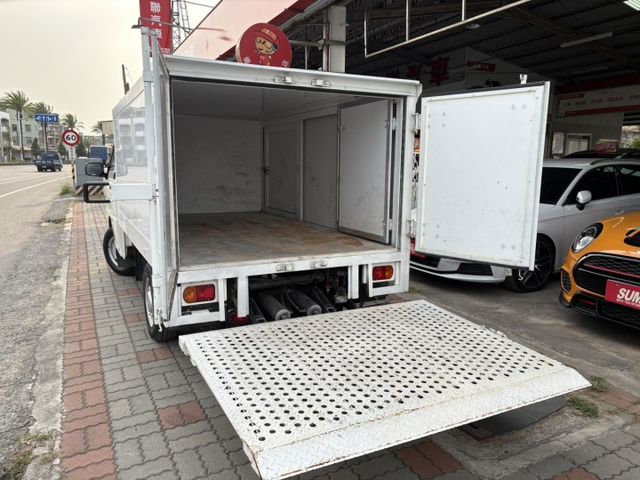 ☑得利卡 ☑自排 ☑廂車 ☑升降尾門 ☑抬頭顯示  第17張相片