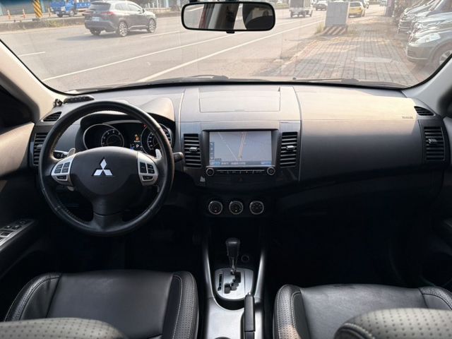 ☑頂規 ☑2WD ☑定速 ☑倒車顯影 ☑抬頭顯示器 ☑免鑰匙啟動 ☑超值休旅 ☑妥善率高  第16張相片