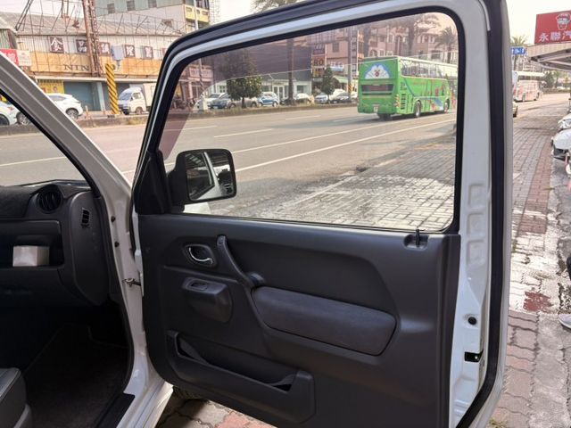 ☑一手車 ☑全車原鈑件 ☑無溯溪 ☑無下水 ☑無待修 ☑四輪傳動 ☑都會用車  第11張相片