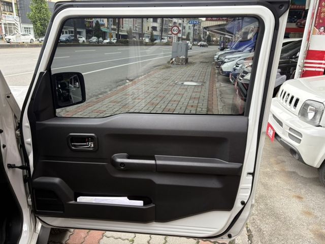☑Jimny ☑1.5 ☑僅跑3萬多 ☑原廠保養 ☑無溯溪  第12張相片