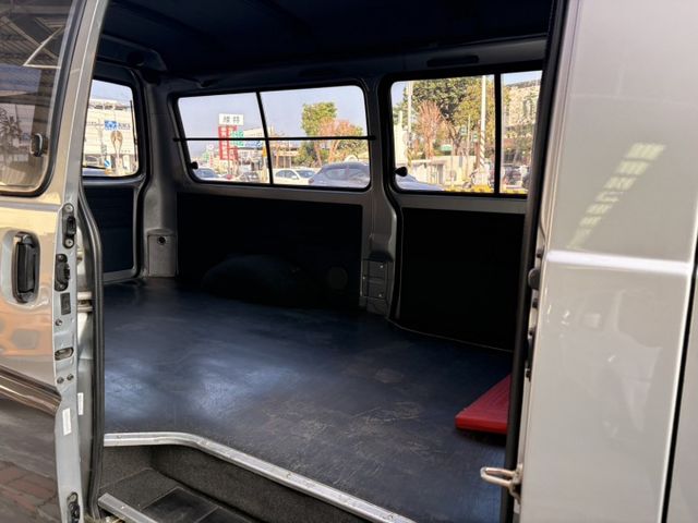 ☑客貨兩用 ☑可改回八人座 ☑4輪新胎 ☑CARPLAY ☑倒車顯影 ☑車側影像  第17張相片