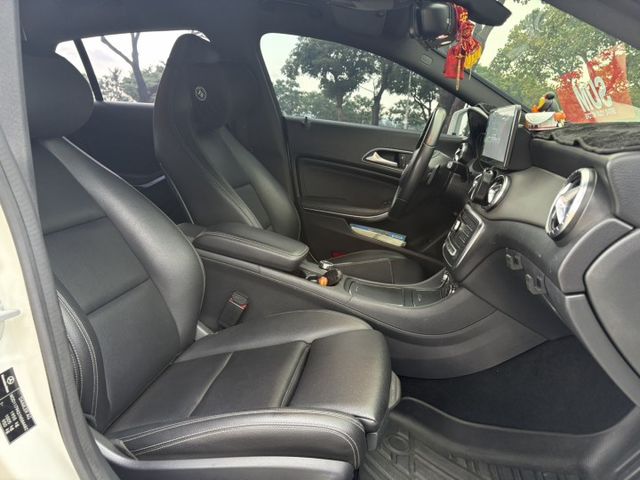 ☑SHOOTING BRAKE ☑五門旅行車 ☑CARPLAY ☑HID頭燈☑電動賽車椅 ☑電尾門  第16張相片