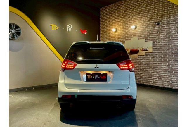 ★原鈑件★里程僅5萬7★電動尾門★定速巡航★免鑰匙啟閉★倒車雷達★  第4張相片