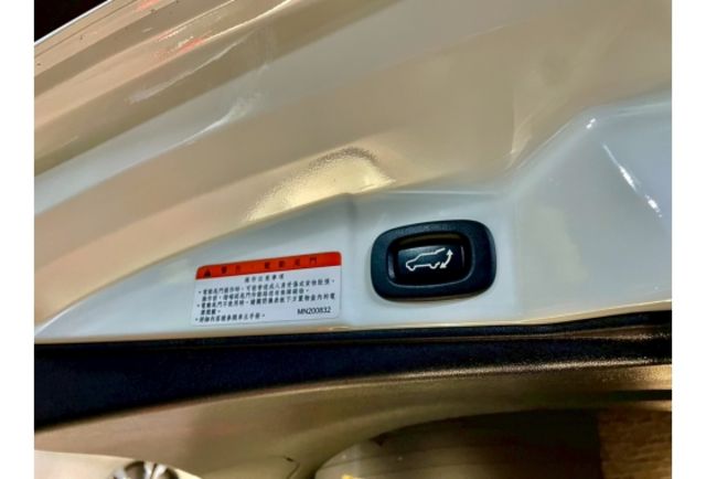★原鈑件★里程僅5萬7★電動尾門★定速巡航★免鑰匙啟閉★倒車雷達★  第7張相片