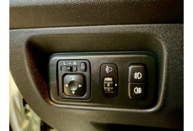 ★原鈑件★里程僅5萬7★電動尾門★定速巡航★免鑰匙啟閉★倒車雷達★  第17張相片