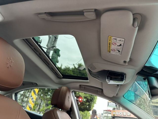 總代理 極品跑少原廠保養 愛馬仕內裝+水泥灰貼膜! 電子懸吊 20吋鋁圈 跑車聲浪 愛馬仕樣式義大利真皮 保證超值  第14張相片