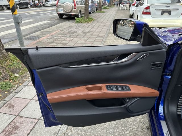 總代理 極品跑少原廠保養 愛馬仕內裝 電子懸吊 20吋鋁圈 跑車聲浪 愛馬仕樣式義大利真皮 保證超值  第19張相片