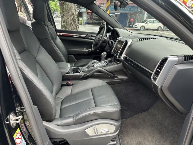 柴油超省油又有力 總代理 全景天窗 電動尾門 HID 雙電動座椅 4WD 四輪傳動  第17張相片
