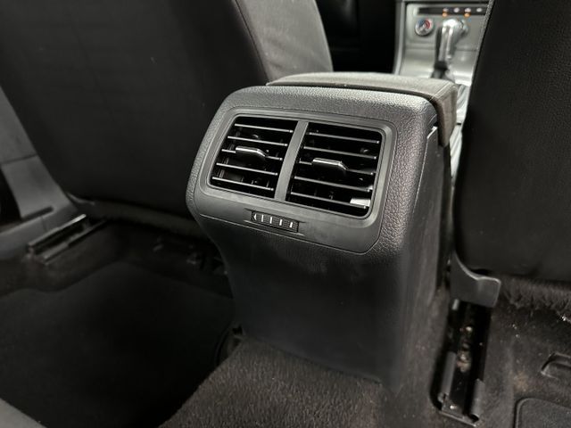 GOLF 7代 排氣量1197cc稅金超便宜! 渦輪增壓 後座出風口 電子手剎車 好開好養更會跑! 內容有詳細照片  第11張相片