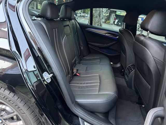M Sport版 G30 總代理 5AT智慧輔助系統 ACC跟車 雙記憶電動椅 電動尾門 CarPlay 內容有詳細照片  第11張相片