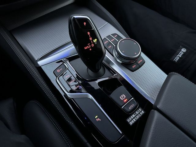 M Sport版 G30 總代理 5AT智慧輔助系統 ACC跟車 雙記憶電動椅 電動尾門 CarPlay 內容有詳細照片  第17張相片