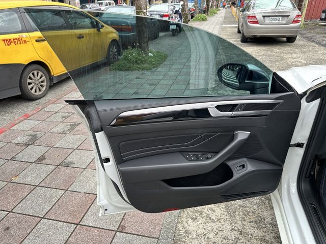 Premium版 新車177萬 NAPPA皮椅 車道維持 ACC 盲點 多向電動椅 環景 CARPLAY  第10張相片