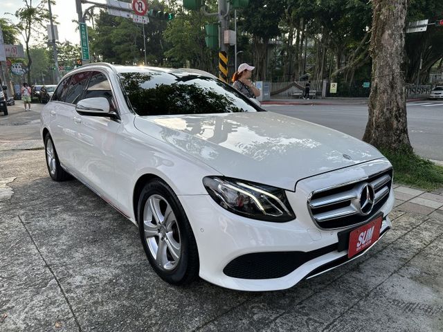 E200五門 總代理 數位儀表 天窗 雙電動椅 電動尾門 盲點偵測 Carplay 內容有詳細照片  第2張相片