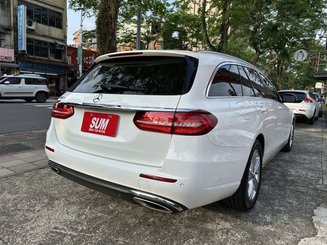 E200五門 總代理 數位儀表 天窗 雙電動椅 電動尾門 盲點偵測 Carplay 內容有詳細照片  第3張相片