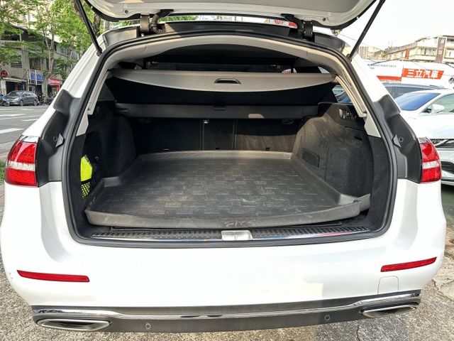 E200五門 總代理 數位儀表 天窗 雙電動椅 電動尾門 盲點偵測 Carplay 內容有詳細照片  第5張相片