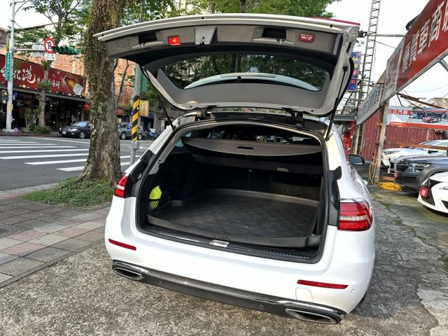E200五門 總代理 數位儀表 天窗 雙電動椅 電動尾門 盲點偵測 Carplay 內容有詳細照片  第6張相片