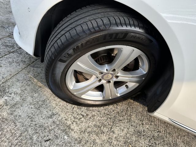 E200五門 總代理 數位儀表 天窗 雙電動椅 電動尾門 盲點偵測 Carplay 內容有詳細照片  第7張相片