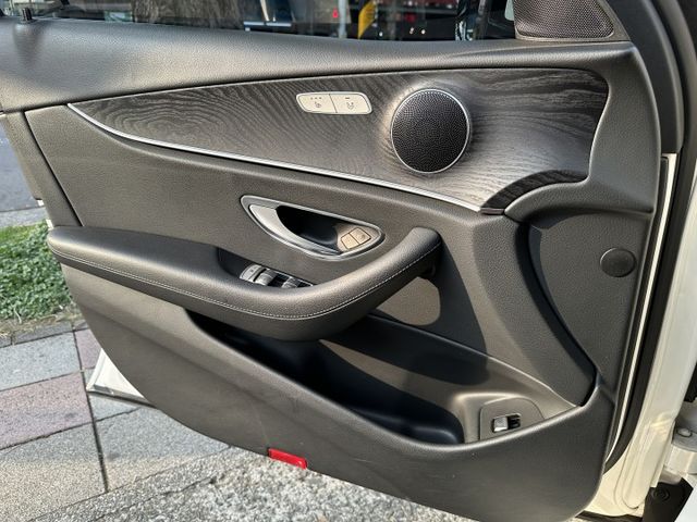 E200五門 總代理 數位儀表 天窗 雙電動椅 電動尾門 盲點偵測 Carplay 內容有詳細照片  第9張相片