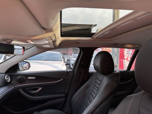 E200五門 總代理 數位儀表 天窗 雙電動椅 電動尾門 盲點偵測 Carplay 內容有詳細照片  第11張相片