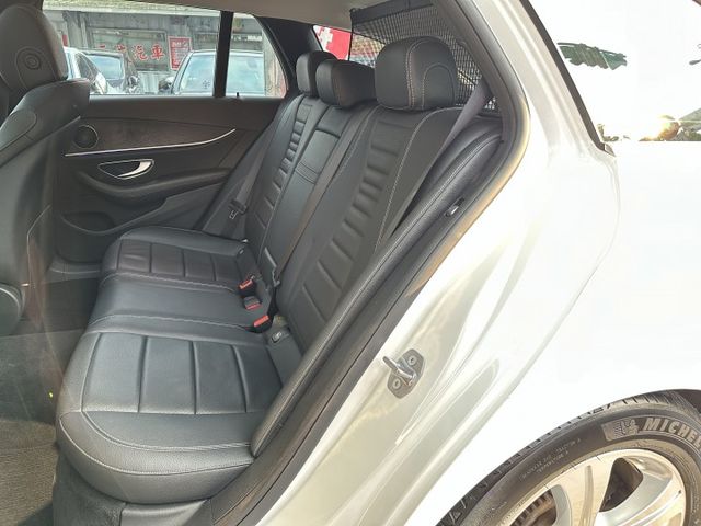 E200五門 總代理 數位儀表 天窗 雙電動椅 電動尾門 盲點偵測 Carplay 內容有詳細照片  第12張相片
