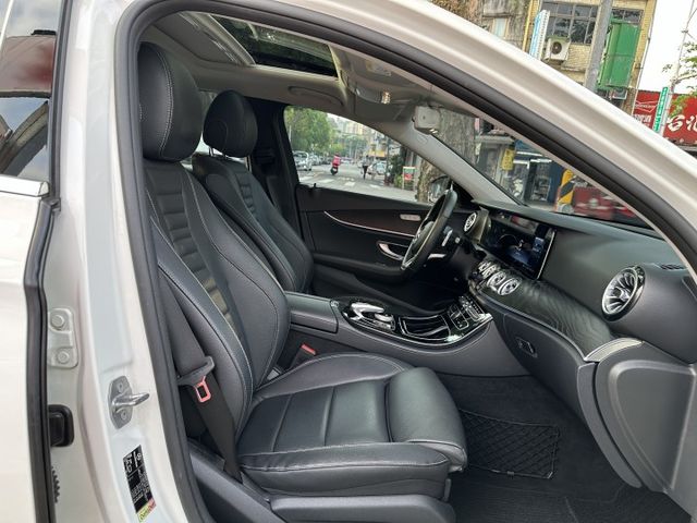 E200五門 總代理 數位儀表 天窗 雙電動椅 電動尾門 盲點偵測 Carplay 內容有詳細照片  第15張相片