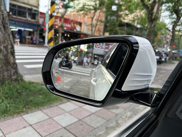 E200五門 總代理 數位儀表 天窗 雙電動椅 電動尾門 盲點偵測 Carplay 內容有詳細照片  第20張相片