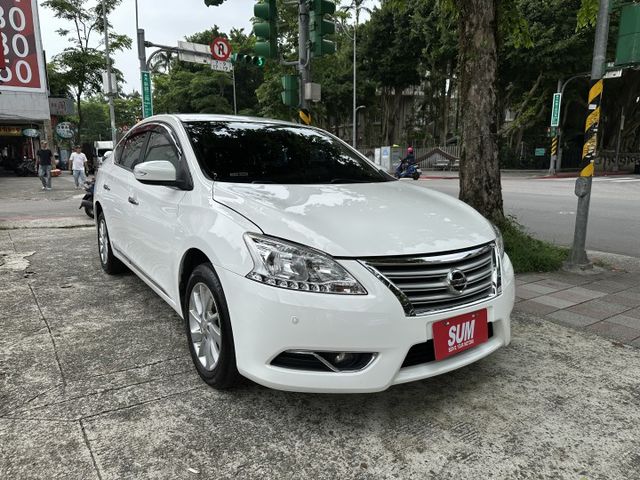 Auto感應頭燈 CarPlay 定速巡航 雙區恆溫 後座出風口 超大安卓主機 倒車顯影 全程原廠保養! 內容有詳細照片  第2張相片