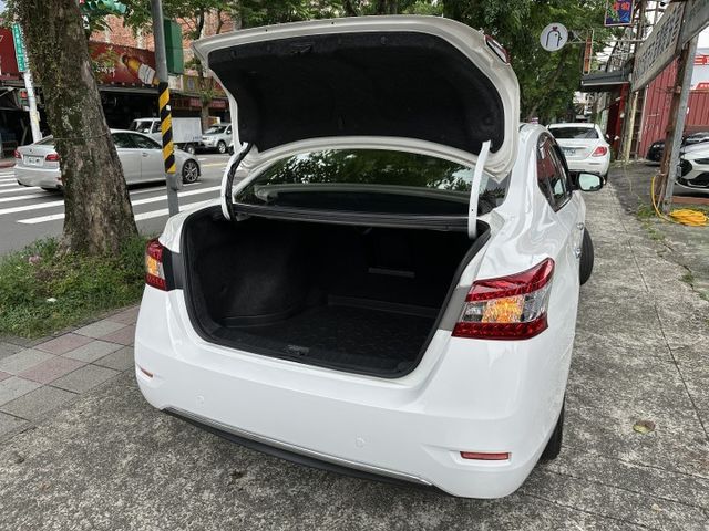Auto感應頭燈 CarPlay 定速巡航 雙區恆溫 後座出風口 超大安卓主機 倒車顯影 全程原廠保養! 內容有詳細照片  第6張相片
