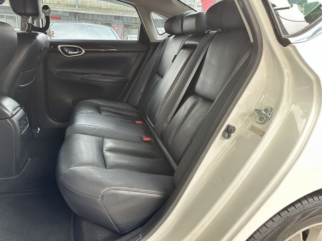 Auto感應頭燈 CarPlay 定速巡航 雙區恆溫 後座出風口 超大安卓主機 倒車顯影 全程原廠保養! 內容有詳細照片  第10張相片