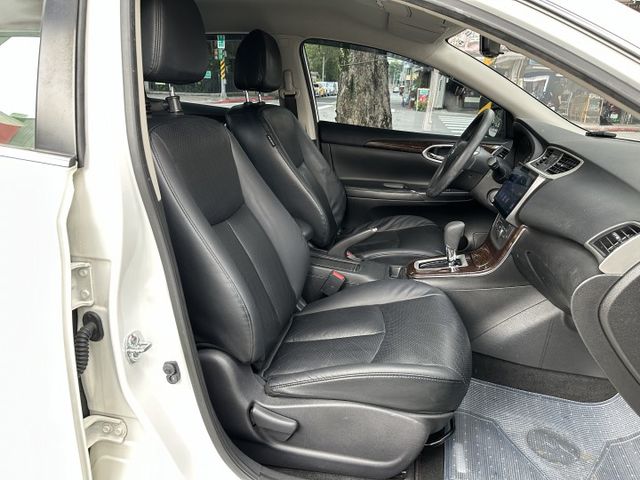 Auto感應頭燈 CarPlay 定速巡航 雙區恆溫 後座出風口 超大安卓主機 倒車顯影 全程原廠保養! 內容有詳細照片  第13張相片