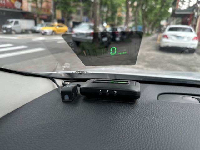 Auto感應頭燈 CarPlay 定速巡航 雙區恆溫 後座出風口 超大安卓主機 倒車顯影 全程原廠保養! 內容有詳細照片  第17張相片