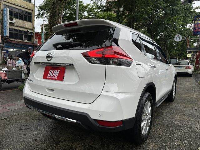 日行燈 7安 循跡防滑 雙區恆溫 後座出風口  Auto感應頭燈 全程原廠保養 僅跑三萬! 後座64分離 內有多張照片  第3張相片