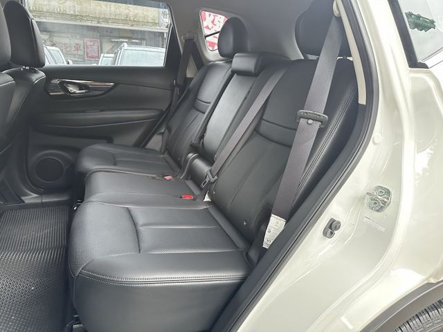 日行燈 7安 循跡防滑 雙區恆溫 後座出風口  Auto感應頭燈 全程原廠保養 僅跑三萬! 後座64分離 內有多張照片  第11張相片