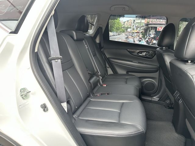 日行燈 7安 循跡防滑 雙區恆溫 後座出風口  Auto感應頭燈 全程原廠保養 僅跑三萬! 後座64分離 內有多張照片  第13張相片