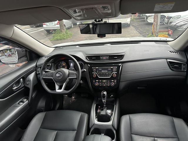 日行燈 7安 循跡防滑 雙區恆溫 後座出風口  Auto感應頭燈 全程原廠保養 僅跑三萬! 後座64分離 內有多張照片  第15張相片