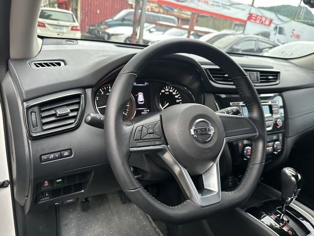 日行燈 7安 循跡防滑 雙區恆溫 後座出風口  Auto感應頭燈 全程原廠保養 僅跑三萬! 後座64分離 內有多張照片  第16張相片