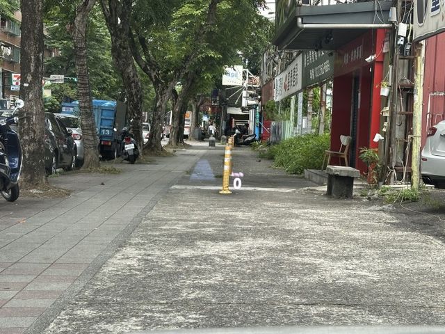 僅跑3萬 全車犀牛皮 抬頭顯示器 HK音響 數位觸控方向盤 R-line外觀套件 Travel Assist 輔助駕駛  第3張相片