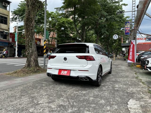 僅跑3萬 全車犀牛皮 抬頭顯示器 HK音響 數位觸控方向盤 R-line外觀套件 Travel Assist 輔助駕駛  第16張相片
