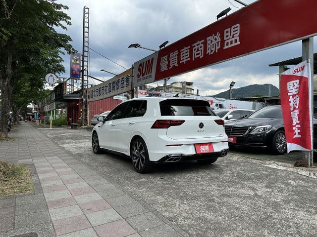 僅跑3萬 全車犀牛皮 抬頭顯示器 HK音響 數位觸控方向盤 R-line外觀套件 Travel Assist 輔助駕駛  第17張相片