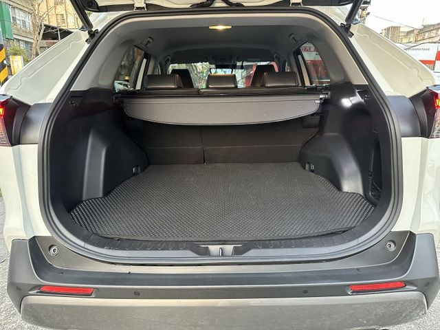 旗艦版! ACC跟車 電動椅 電尾門 CarPlay 360度全車環景 全程原廠保養 內容有詳細照片  第11張相片