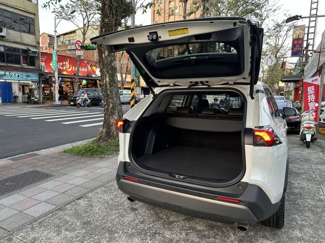 旗艦版! ACC跟車 電動椅 電尾門 CarPlay 360度全車環景 全程原廠保養 內容有詳細照片  第12張相片