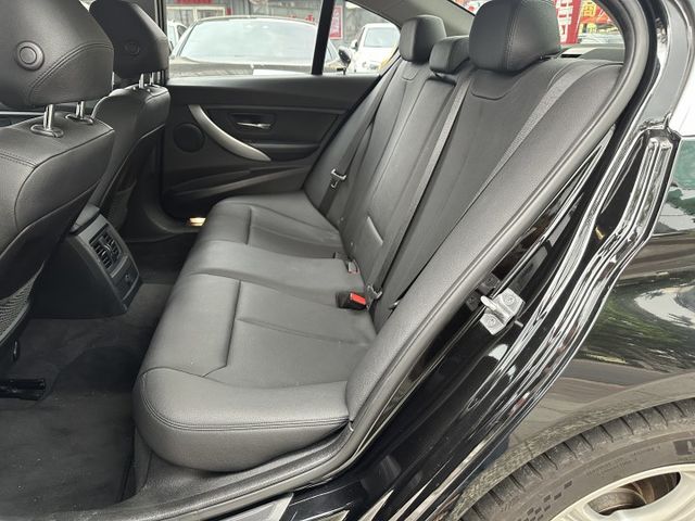 總代理 F30 320I SPORT版 雙區恆溫 後座出風口 快撥換檔 僅跑12萬  內容有詳細照片  第8張相片