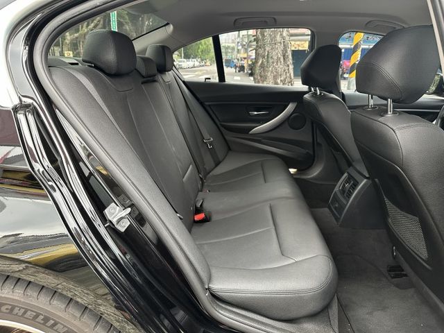 總代理 F30 320I SPORT版 雙區恆溫 後座出風口 快撥換檔 僅跑12萬  內容有詳細照片  第9張相片