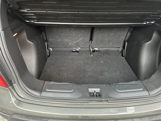 耐操神車Livina頂級 ABS防鎖死剎車系統 衛星導航 藍芽音樂 恆溫 Auto感應頭燈 內容有詳細照片  第7張相片