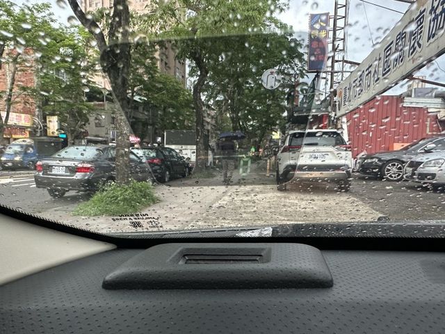 耐操神車Livina頂級 ABS防鎖死剎車系統 衛星導航 藍芽音樂 恆溫 Auto感應頭燈 內容有詳細照片  第17張相片