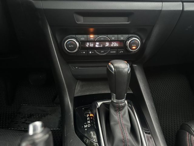 最頂級! 天窗 Hud抬頭顯示 盲點偵測 Auto感應頭燈 雙區恆溫 選配原廠導航! 內容有詳細照片  第15張相片